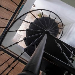 Jak dobrać średnicę schodów kręconych do pomieszczenia