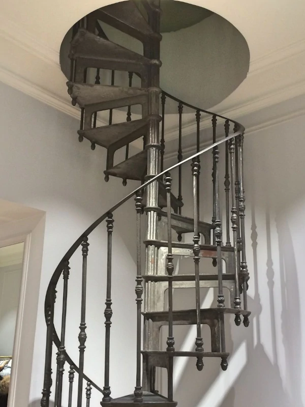 Schody spiralne do małych pomieszczeń