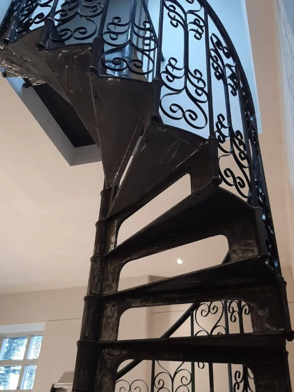 Stalowe schody z żeliwa 156