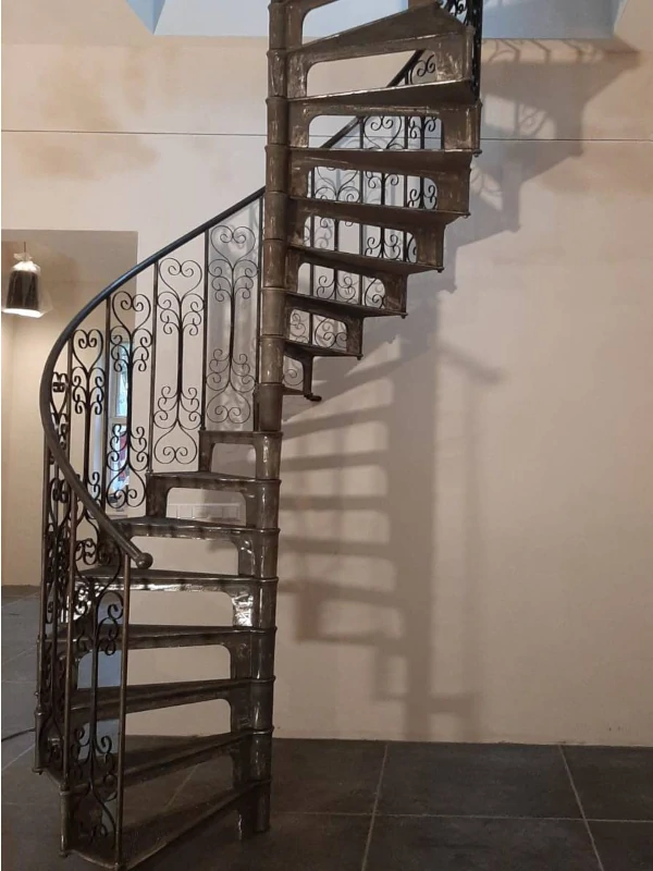 Stalowe schody z żeliwa 156