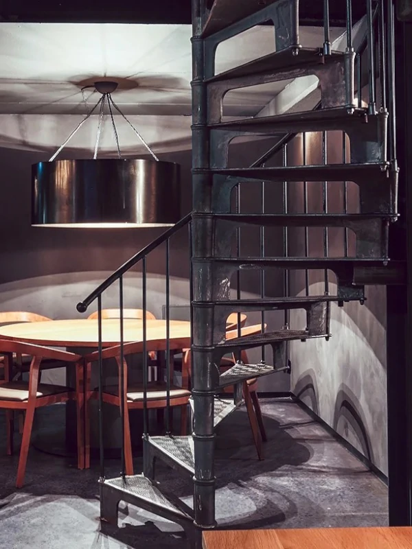 Stalowe schody z żeliwa 156