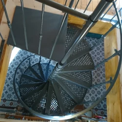 Schody kręcone na poddasze