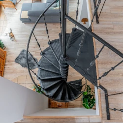 Kręcone schody żeliwne w domu jednorodzinnym