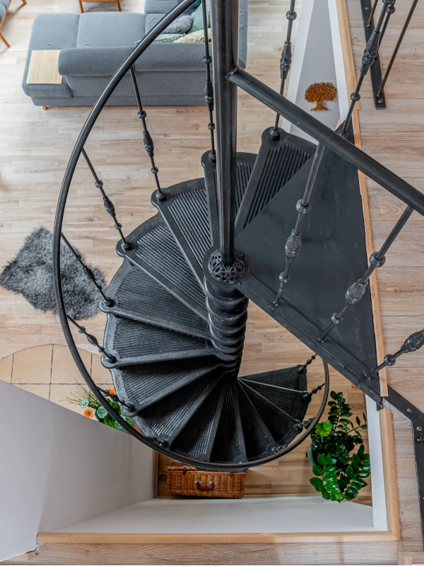 Kręcone schody żeliwne w domu jednorodzinnym – planowanie na etapie projektu