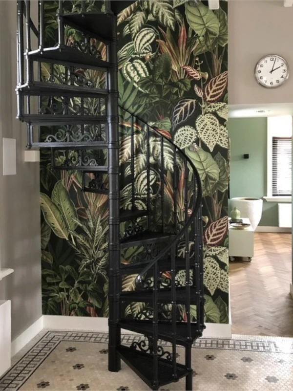 Kręcone schody żeliwne w domu jednorodzinnym – planowanie na etapie projektu