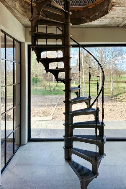 zeliwne schody do domu