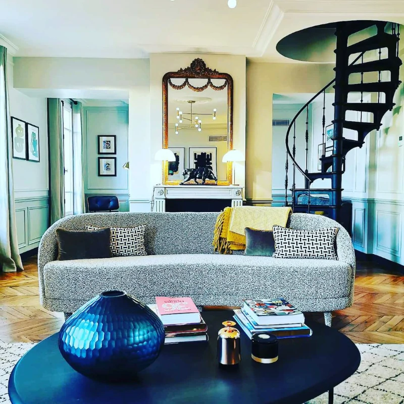 Kręcone schody żeliwne w aranżacji modern retro