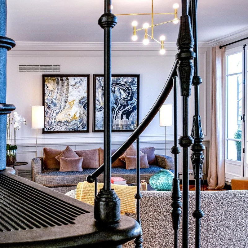 Kręcone schody żeliwne w aranżacji modern retro