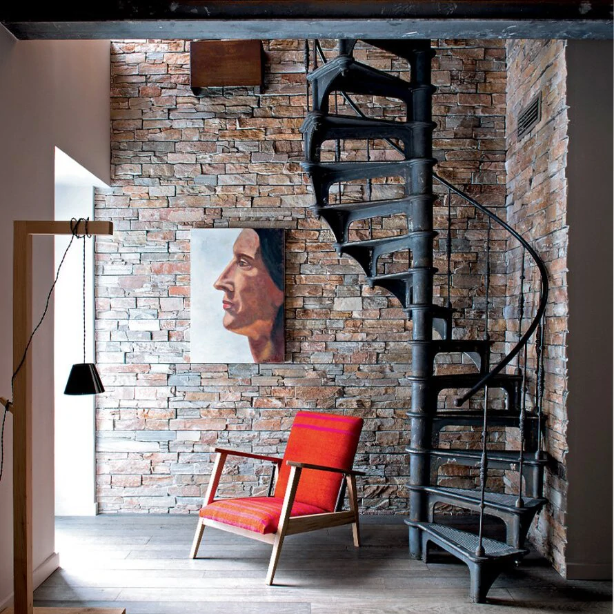 Kręcone schody żeliwne w aranżacji modern retro