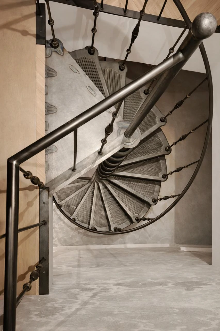 Gotowe schody wewnętrzne – rozwiązanie, które dopasujesz do każdego wnętrza