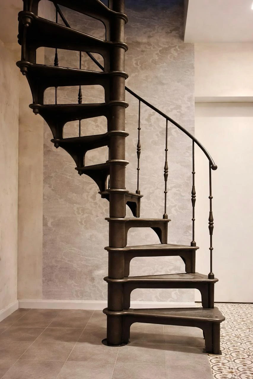 Gotowe schody wewnętrzne – rozwiązanie, które dopasujesz do każdego wnętrza