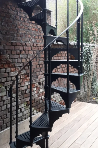 Schody spiralne zewnetrzne z żeliwa na taras balkon i ogród