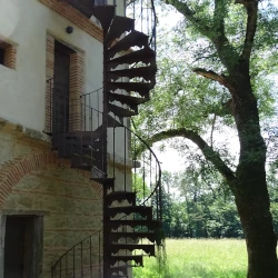 Schody spiralne zewnętrzne z żeliwa na taras, balkon, ogród Schody spiralne zewnętrzne z żeliwa na taras, balkon, ogród