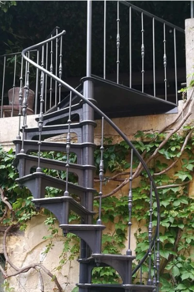 Schody spiralne zewnętrzne z żeliwa taras balkon i ogród