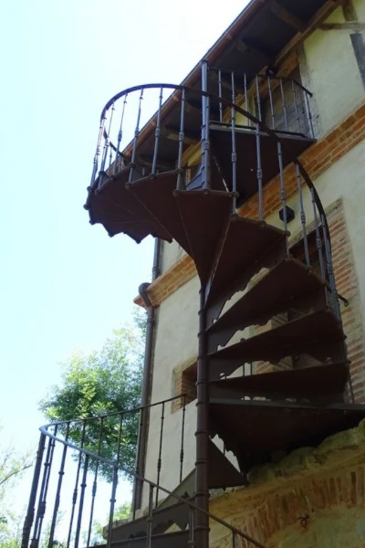 Schody spiralne zewnętrzne z żeliwa – taras, balkon i ogród