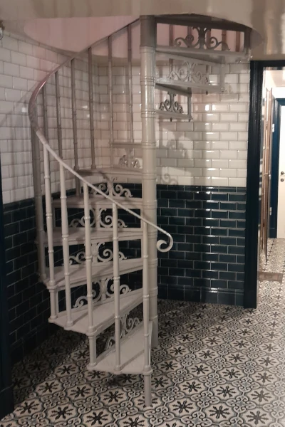 Schody spiralne Warszawa – żeliwne schody z pomiarem i montażem