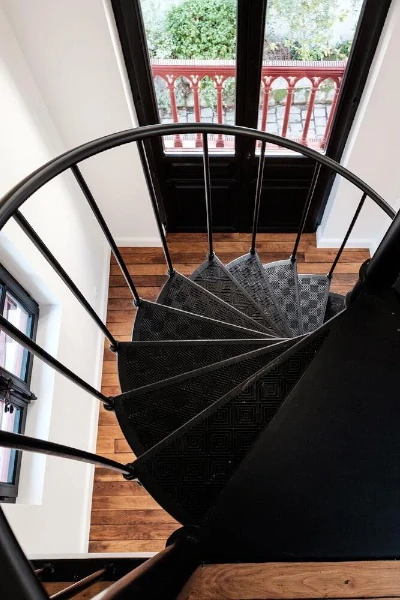 Schody spiralne 156 cm jako wejście na antresolę