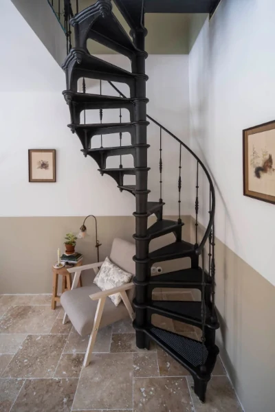 Schody spiralne żeliwne 131 cm w mieszkaniu dwupoziomowym