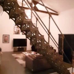Schody proste żeliwne z ozdobnymi stopniami i balustradą